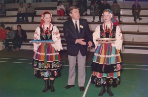 Ceremonia dekoracji- prezes PZBad Andrzej Szalewicz w towarzystwie dziewcząt z zespołu tanecznego AWF