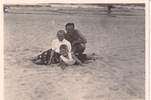 plaża w Międzywodziu, ojciec, brat i ja 1954 r
