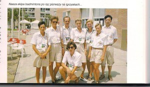 Igrzyska Olimpijskie Barcelona 1992 reprezentacja Polski w badmintonie, od lewej Bożena Wojtkowska Haracz, Beata Syta, Jacek Hankiewicz, kaśka Krasowska, Jadwiga Ślawska Szalewicz, Wioletta Wilk, Zhou Jun Ling, Bożena Siemieniec Bąk (klęczy)