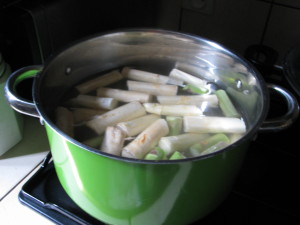 przygotowuję zupę z białych i zielonych szparagów