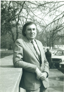 Dyr. Z.Adrjanski (1985) przed biurem na ul. Foksal 9