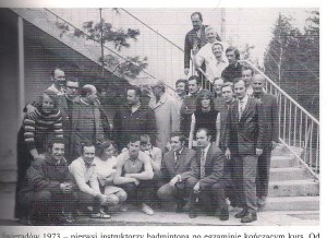 1973 Świeradów kurs instruktorów badmintona tu po egzaminie  siedzą od prawej: J.Grzybowski, R.Bikowski, I.Karolczak, L.Markowicz, M.Muszak, G.Bekrycht, R.Borek, stoją na schodach od góry J.Musioł, R.Ogrodzki, A.Graczyk, J.Śliwa, M.Zyśk, T.Englander, dalej od prawej: Z.Zenkowicz, A.Szalewicz, R.Płonek, M.Dochniak, J.Krzewiński, E.Jaromin, J.Bakowski,(AWF), J.Bisicki, J.Koncikowski ZG TKKF, J.Szuliński, B.Żołądkowski, J.Mendel, M.Danowski